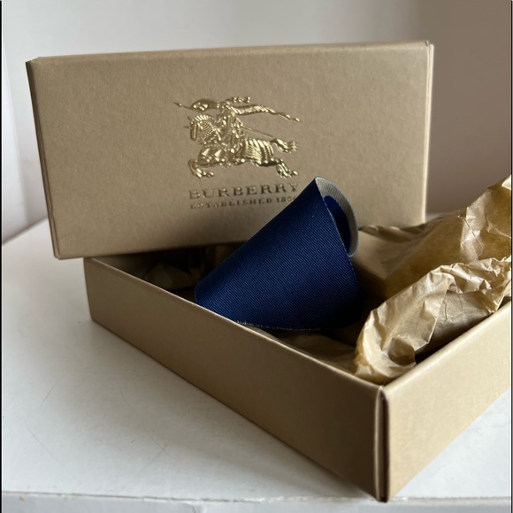 New Burberry of London gift box - Picture 8 of 12